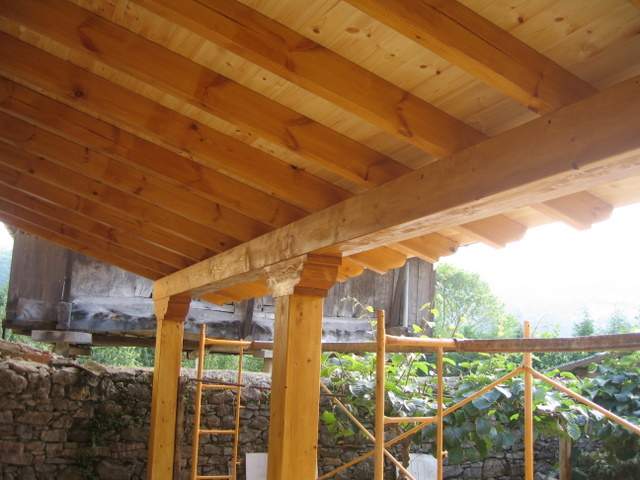 Colocación de aleros nuevos. Construcción y colocación de porches y cenadores